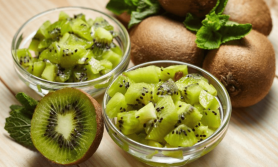 Tu știi de ce ar trebui să mănânci kiwi sau cireșe înainte de culcare? Efectele sunt extraordinare