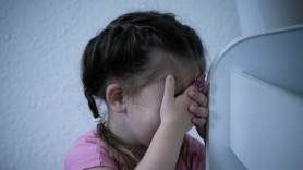 ȘOCANT! Un angajat guvernamental își obliga copiii să facă duș îmbrăcați, iar pe soție o trata ca pe o sclavă
