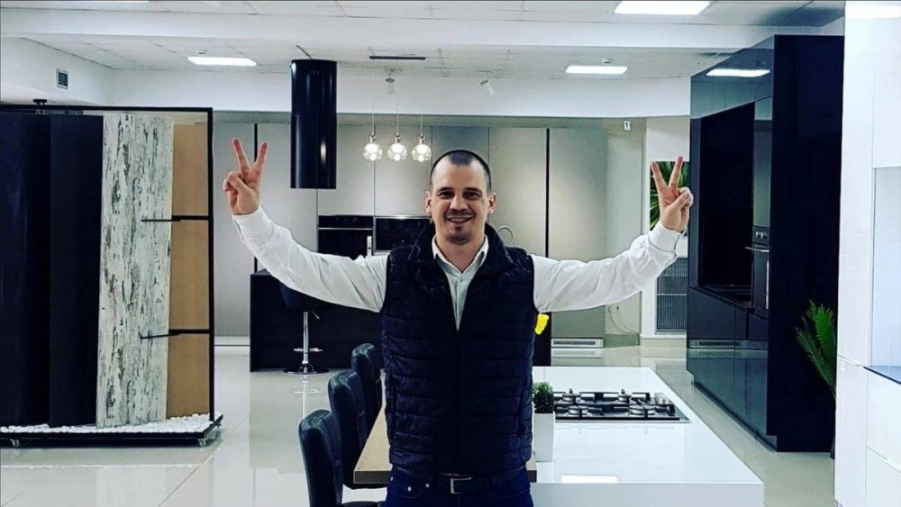 Fondatorul “Bismobil Kitchen” a evadat de la judecătorie. Și-a scos brățara GPS