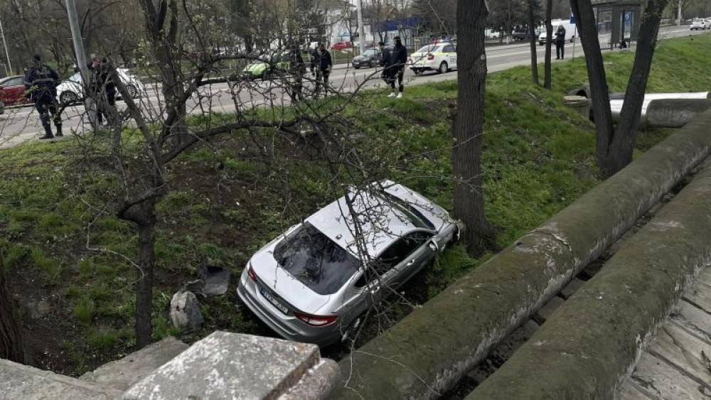 FOTO // Accident violent în capitală. Un Ford a fost proiectat pe malul Bîcului după impactul cu o Toyota