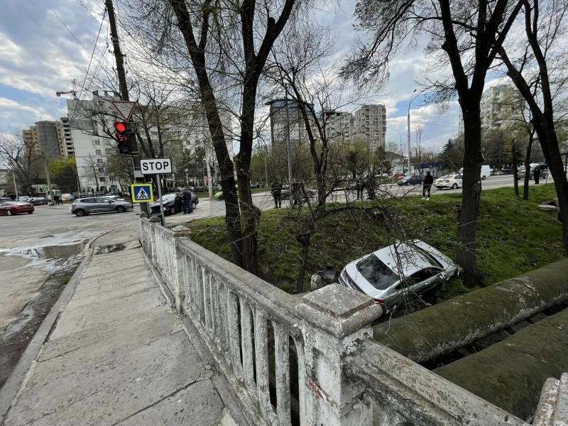 FOTO // Accident violent în capitală. Un Ford a fost proiectat pe malul Bîcului după impactul cu o Toyota