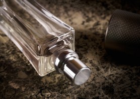 O femeie a murit după ce a mirosit un parfum. Ce substanță conținea sticluța