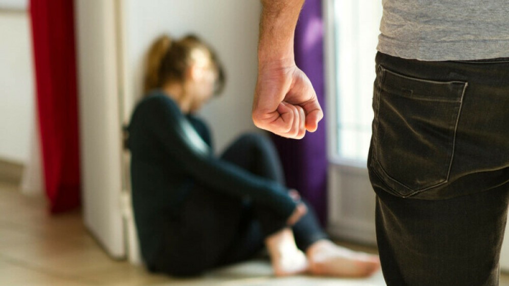 Și-a torturat soția pentru a afla dacă l-a înșelat: „A legat-o și a lovit-o fără milă”