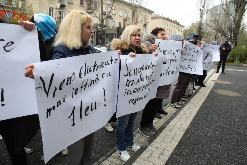 Reprezentanții Partidului „ȘOR” au manifestat astăzi în fața sediului ANRE, unde au cerut micșorarea tarifelor pentru gaz și electricitate