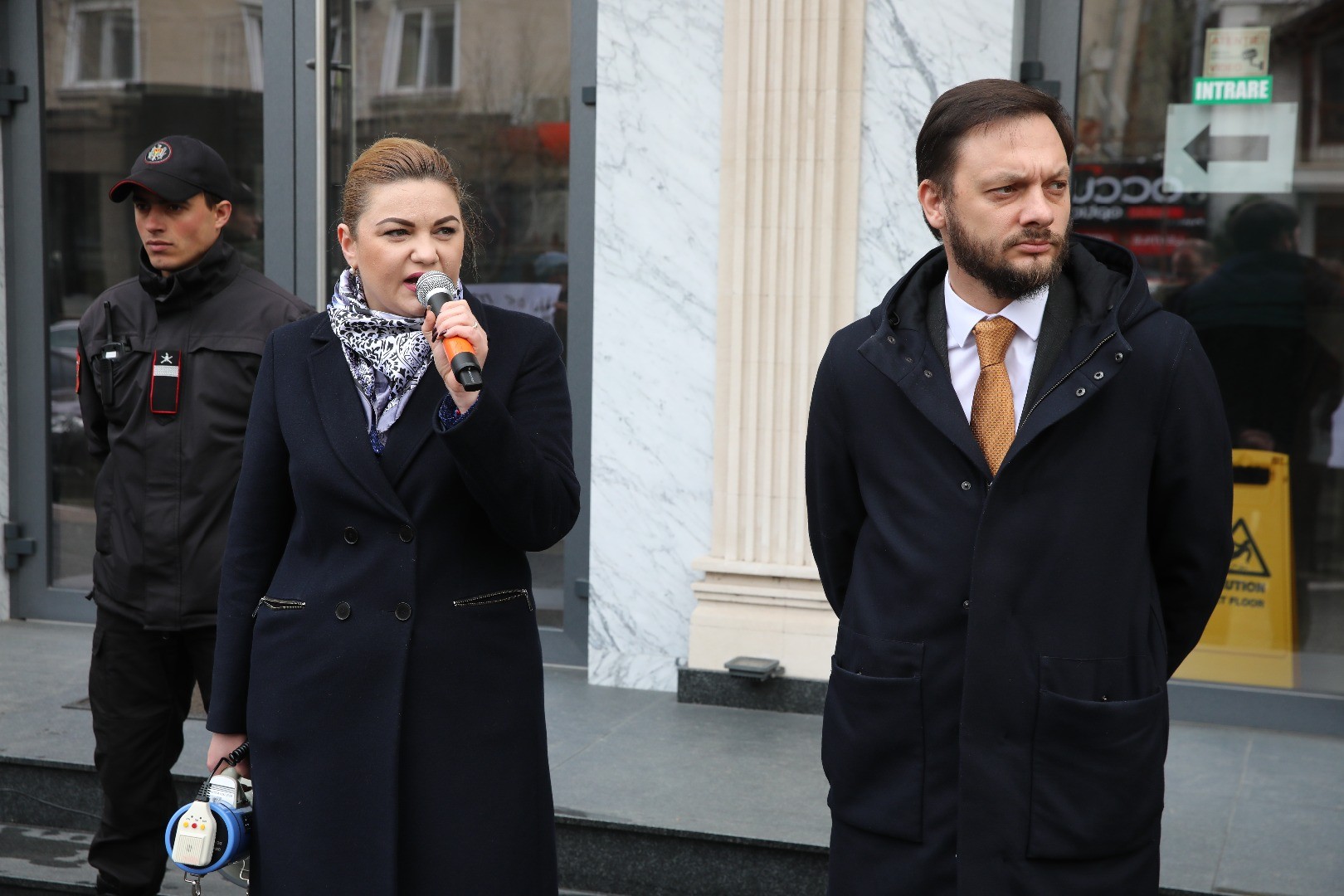 Reprezentanții Partidului „ȘOR” au manifestat astăzi în fața sediului ANRE, unde au cerut micșorarea tarifelor pentru gaz și electricitate