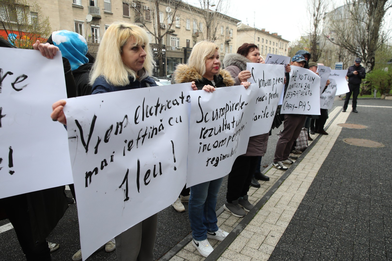 Reprezentanții Partidului „ȘOR” au manifestat astăzi în fața sediului ANRE, unde au cerut micșorarea tarifelor pentru gaz și electricitate