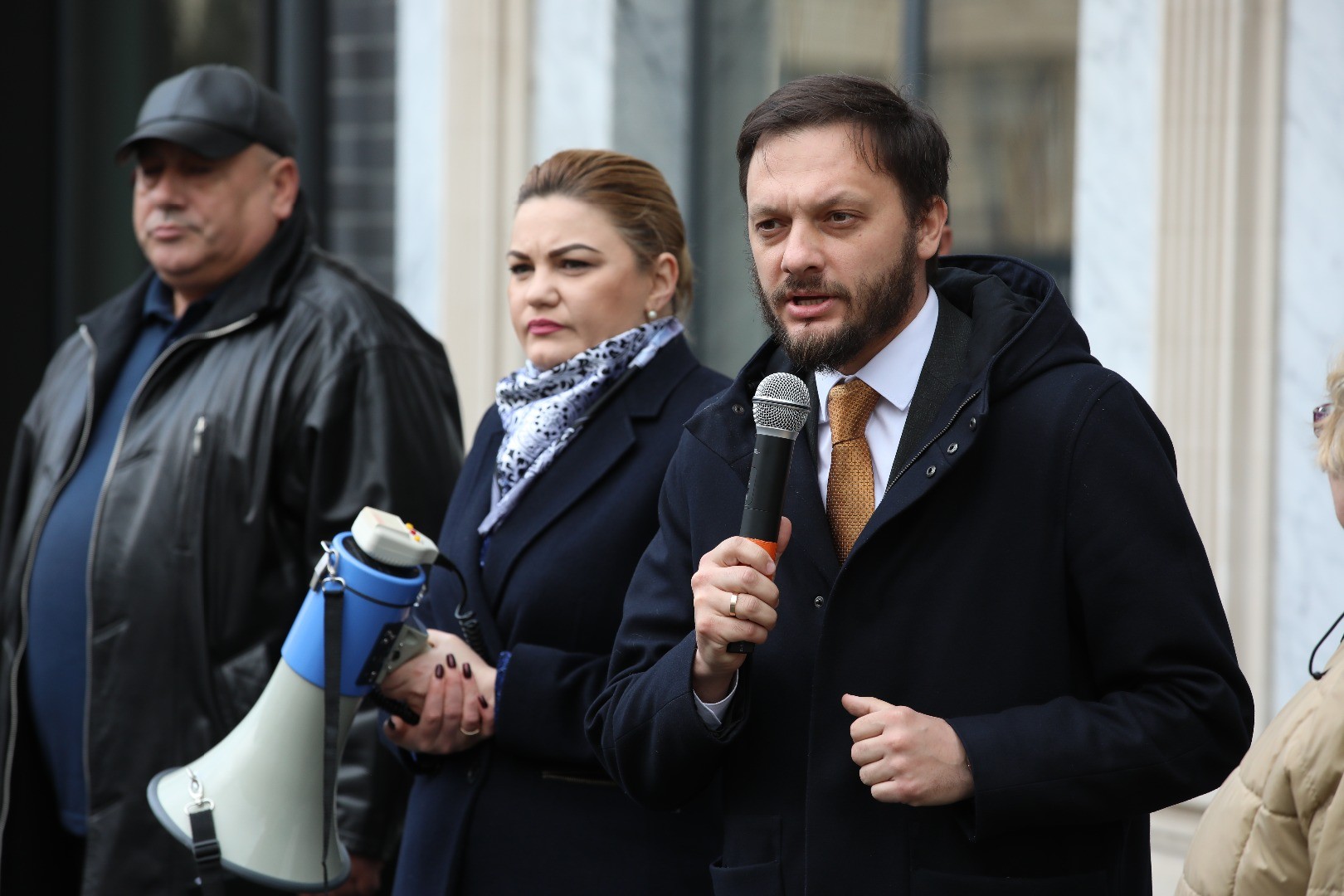 Reprezentanții Partidului „ȘOR” au manifestat astăzi în fața sediului ANRE, unde au cerut micșorarea tarifelor pentru gaz și electricitate