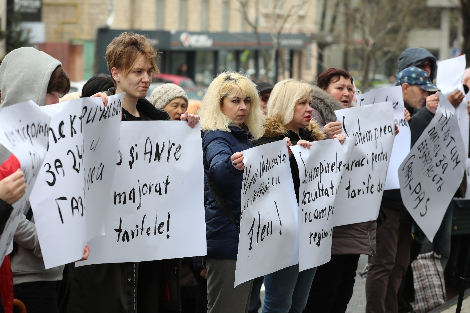 Reprezentanții Partidului „ȘOR” au manifestat astăzi în fața sediului ANRE, unde au cerut micșorarea tarifelor pentru gaz și electricitate