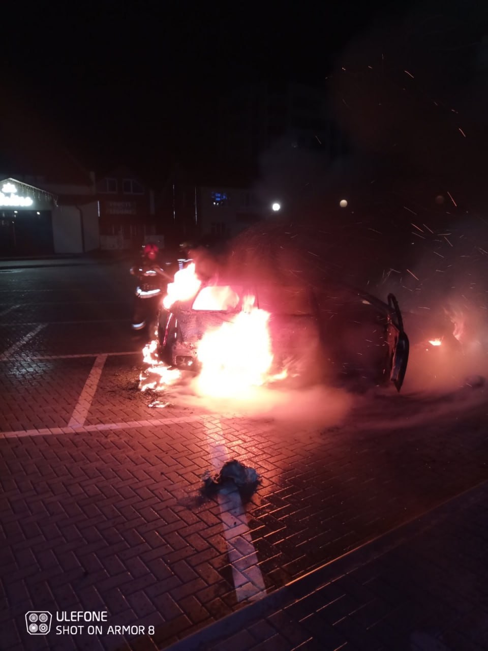 FOTO&VIDEO // Un șofer la un pas de moarte în Noaptea Învierii. A adormit în mașină cu lumânarea aprinsă