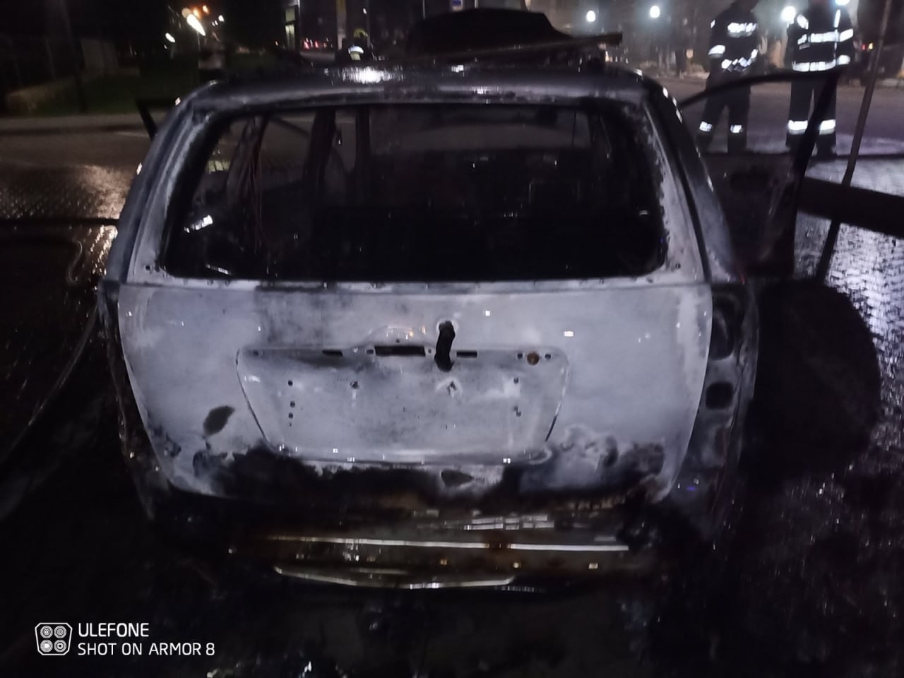 FOTO&VIDEO // Un șofer la un pas de moarte în Noaptea Învierii. A adormit în mașină cu lumânarea aprinsă