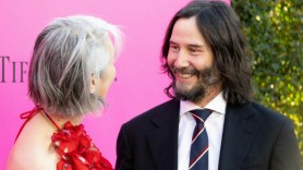 FOTO // Keanu Reves sărut pasional cu iubita sa pe covorul roșu. Cum arată prietena sa, de 50 de ani