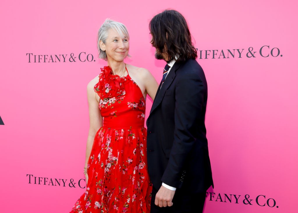 FOTO // Keanu Reves sărut pasional cu iubita sa pe covorul roșu. Cum arată prietena sa, de 50 de ani