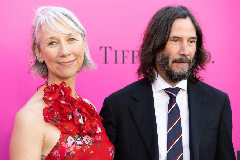 FOTO // Keanu Reves sărut pasional cu iubita sa pe covorul roșu. Cum arată prietena sa, de 50 de ani