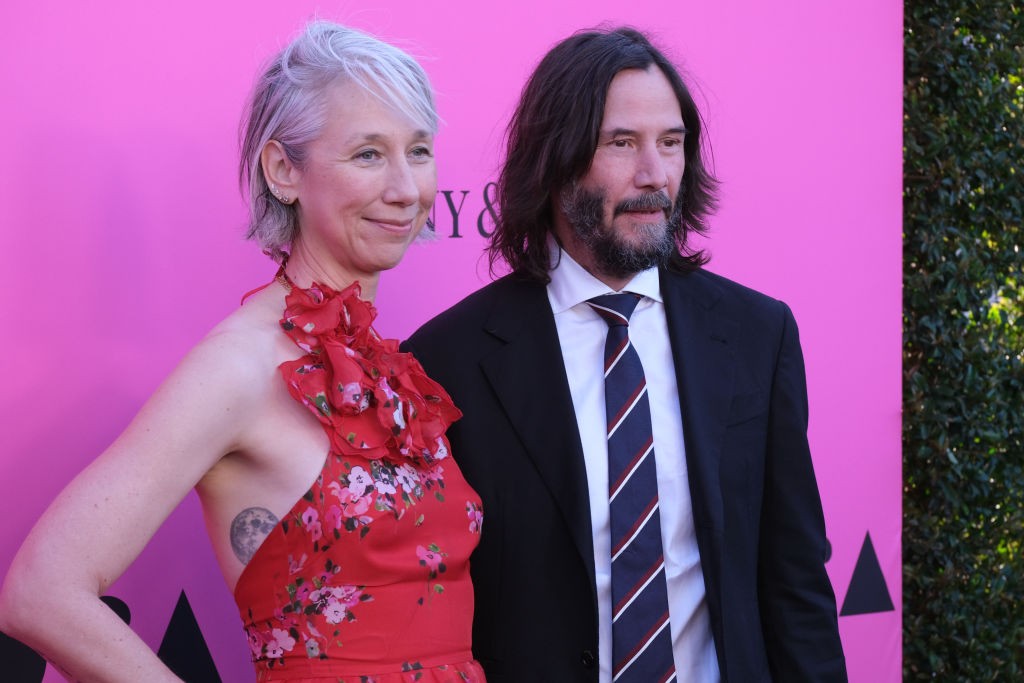 FOTO // Keanu Reves sărut pasional cu iubita sa pe covorul roșu. Cum arată prietena sa, de 50 de ani
