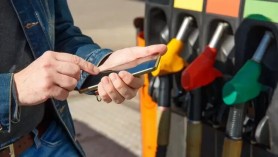 Riscul la care se expun ȘOFERII atunci când folosesc telefonul mobil în benzinărie. Puțini știu asta