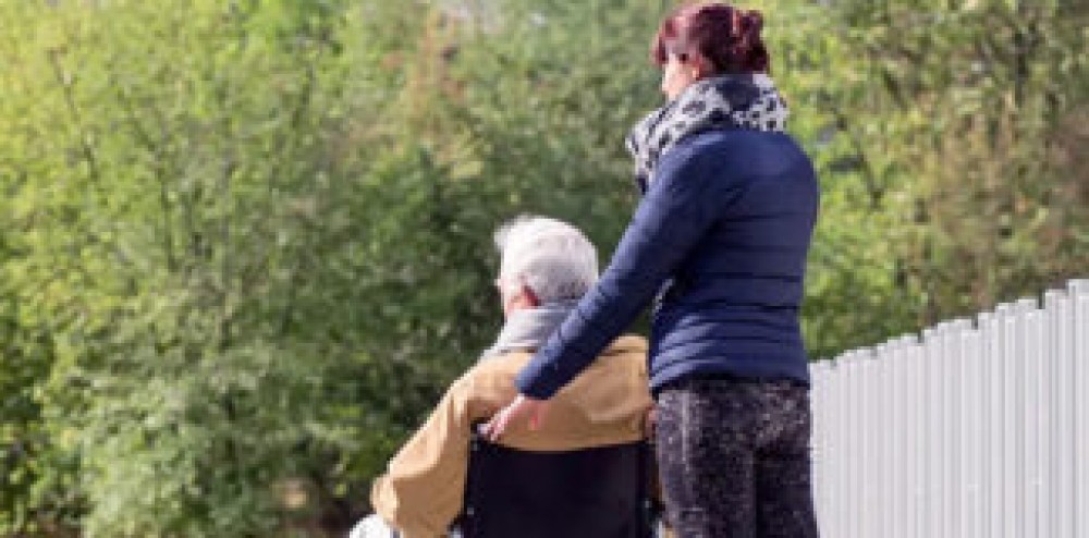 Moldoveancă acuzată de înșelăciune în Italia. Bătrânul de care îngrijea i-ar fi lăsat 300.000 de euro și o casă