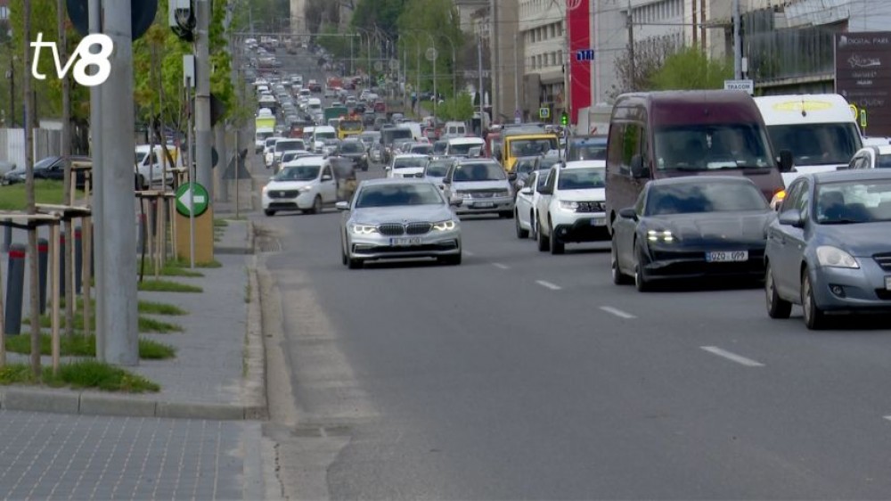 Trafic INFERNAL în Chișinău, cauzat de lucrările de reparație a podului de pe strada Mihai Viteazu