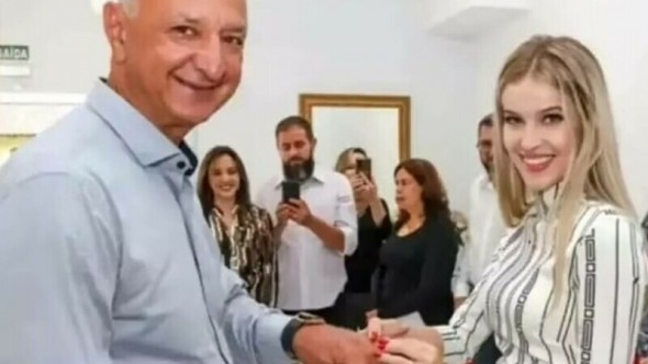 Un primar de 65 de ani s-a căsătorit cu o fată de 16 ani și a angajat-o pe mama ei la primărie