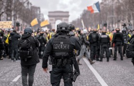 Protestele din Franța au ajuns la extrem. Un polițist incendiat la Paris cu un cocktail molotov