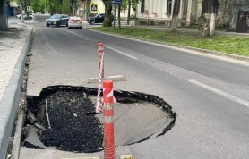 FOTO // ATENȚIE ȘOFERI: Gaură imensă pe o stradă din capitală. Cum a apărut aceasta