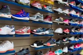 Culmea ghinionului. Hoţii au furat 200 de adidaşi, dar toţi erau pentru piciorul drept