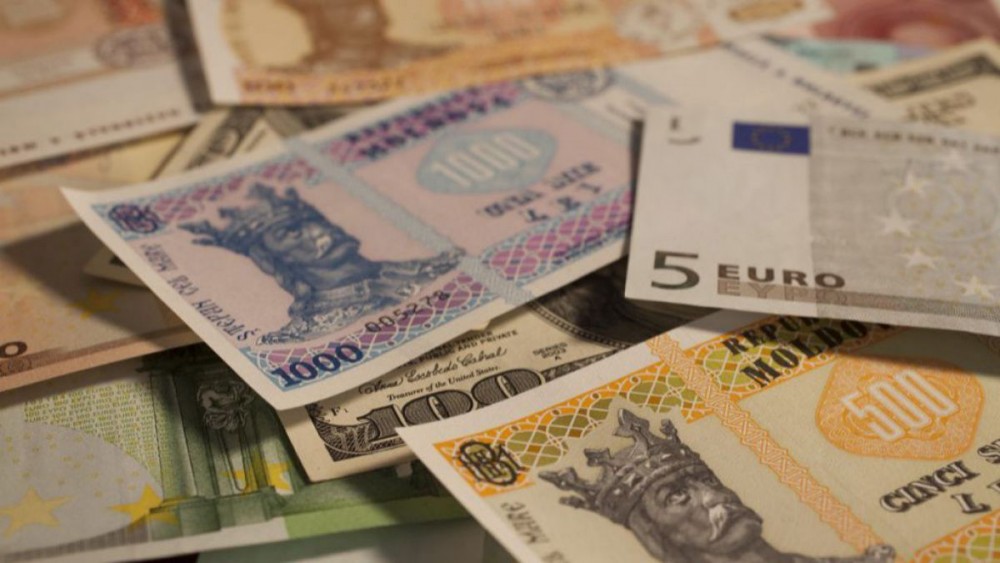 Curs VALUTAR: Leul moldovenesc se depreciază în raport cu Euro. Ce se întâmplă cu Dolarul