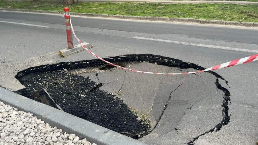 FOTO // ATENȚIE ȘOFERI: Gaură imensă pe o stradă din capitală. Cum a apărut aceasta