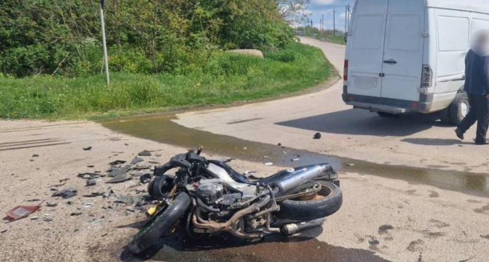 ACCIDENT // FOTO: Încă un motociclist s-a tamponat. Șoferul avea 18 ani și era fără numere de înmatriculare