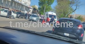 FOTO // ACCIDENT: Un motociclist a lovit o tânără care traversa strada regulamentar. Ambii au ajuns la spital