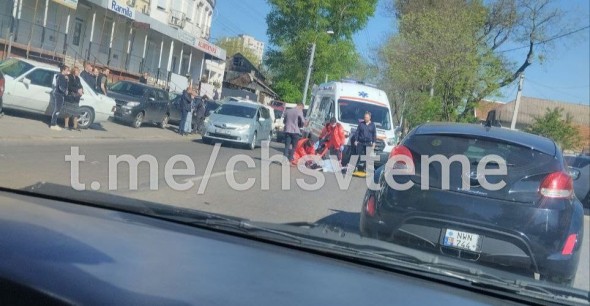 FOTO // ACCIDENT: Un motociclist a lovit o tânără care traversa strada regulamentar. Ambii au ajuns la spital