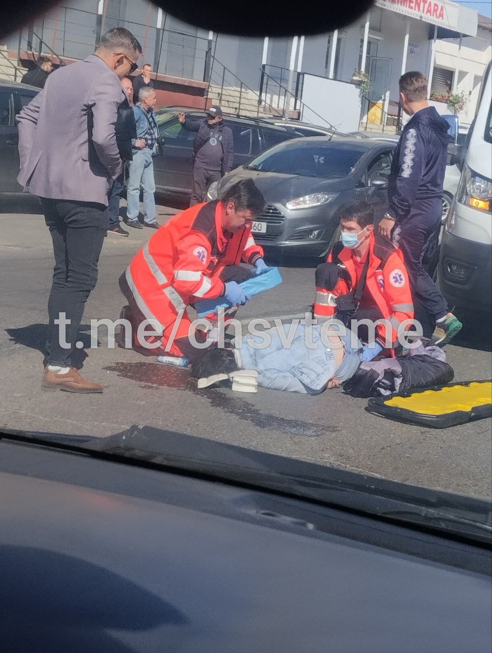 FOTO // ACCIDENT: Un motociclist a lovit o tânără care traversa strada regulamentar. Ambii au ajuns la spital