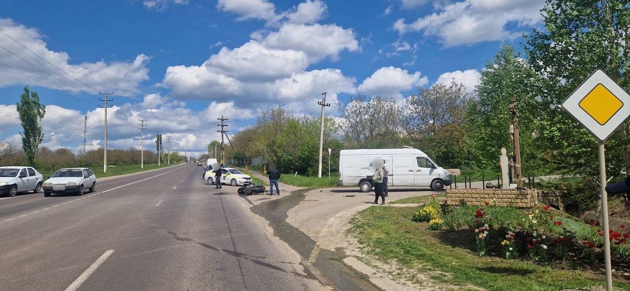 ACCIDENT // FOTO: Încă un motociclist s-a tamponat. Șoferul avea 18 ani și era fără numere de înmatriculare