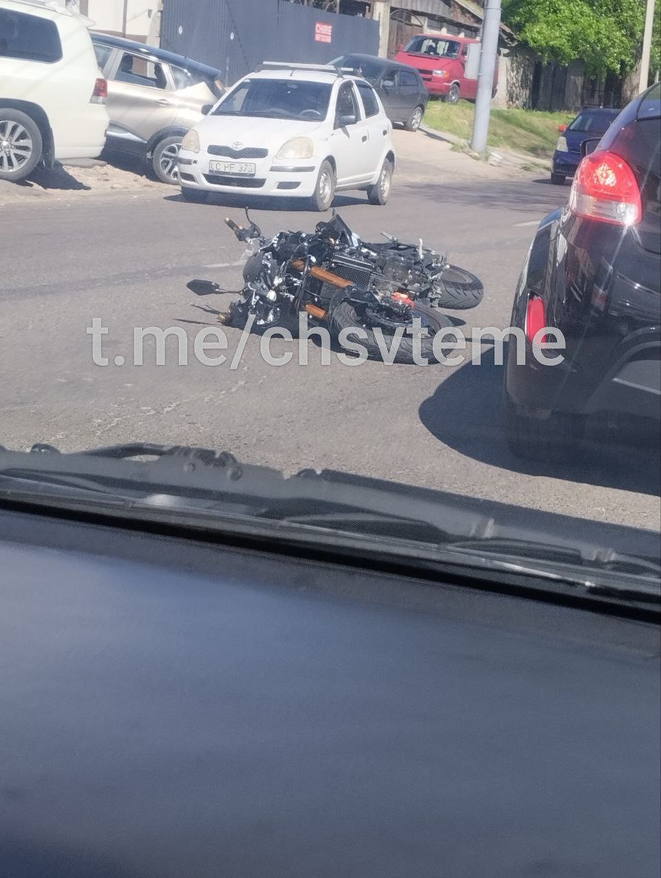 FOTO // ACCIDENT: Un motociclist a lovit o tânără care traversa strada regulamentar. Ambii au ajuns la spital