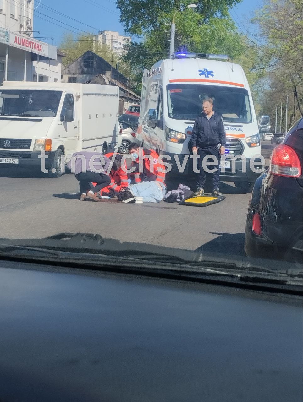 FOTO // ACCIDENT: Un motociclist a lovit o tânără care traversa strada regulamentar. Ambii au ajuns la spital