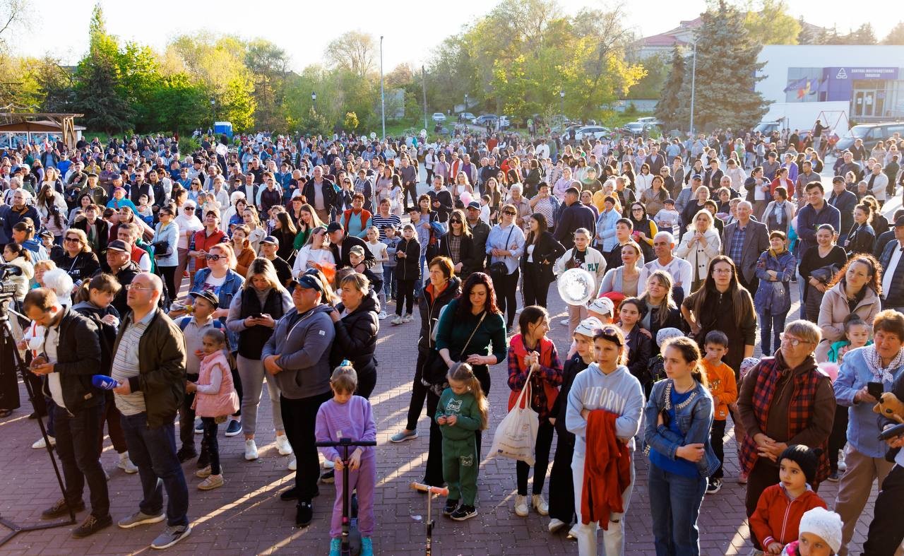 FOTO // De ziua orașului Taraclia, echipa Partidului „ȘOR” a inaugurat un havuz și a promis că proiectele privind dezvoltarea Taracliei vor continua