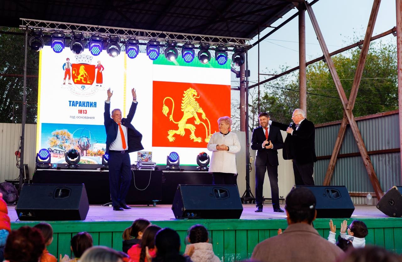 FOTO // De ziua orașului Taraclia, echipa Partidului „ȘOR” a inaugurat un havuz și a promis că proiectele privind dezvoltarea Taracliei vor continua