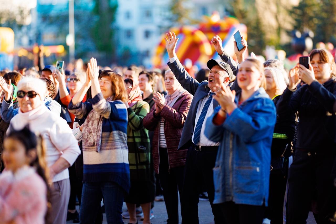 FOTO // De ziua orașului Taraclia, echipa Partidului „ȘOR” a inaugurat un havuz și a promis că proiectele privind dezvoltarea Taracliei vor continua