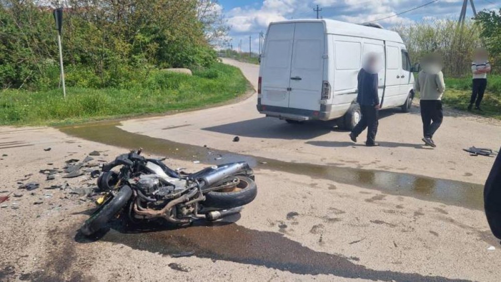 UPDATE // Tânărul motociclist care a provocat un accident în Soroca a fost transportat cu AviaSan-ul la Chișinău