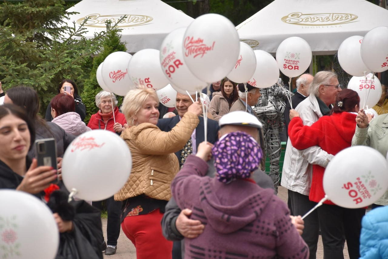 FOTO // Sute de oameni au participat la „Valsul Victoriei”, organizat la inițiativa lui Ilan Șor, cu ocazia zilei de 9 Mai