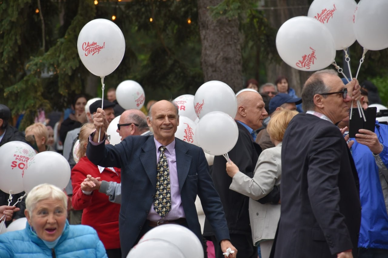 FOTO // Sute de oameni au participat la „Valsul Victoriei”, organizat la inițiativa lui Ilan Șor, cu ocazia zilei de 9 Mai