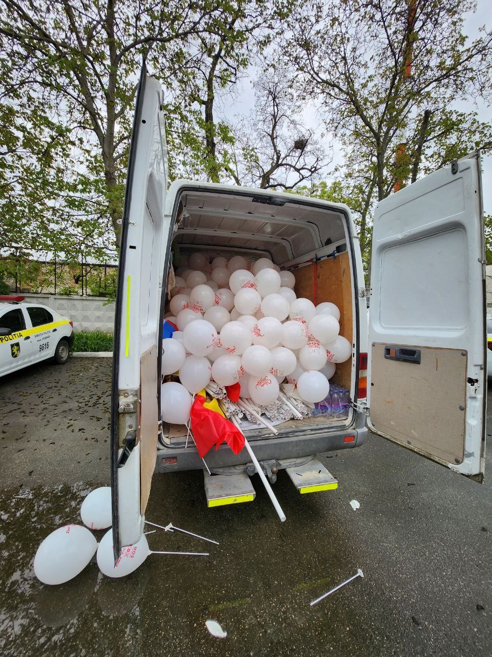 FOTO // Mii de baloane confiscate de Poliție de la Partidul ȘOR. Reacția formațiunii politice