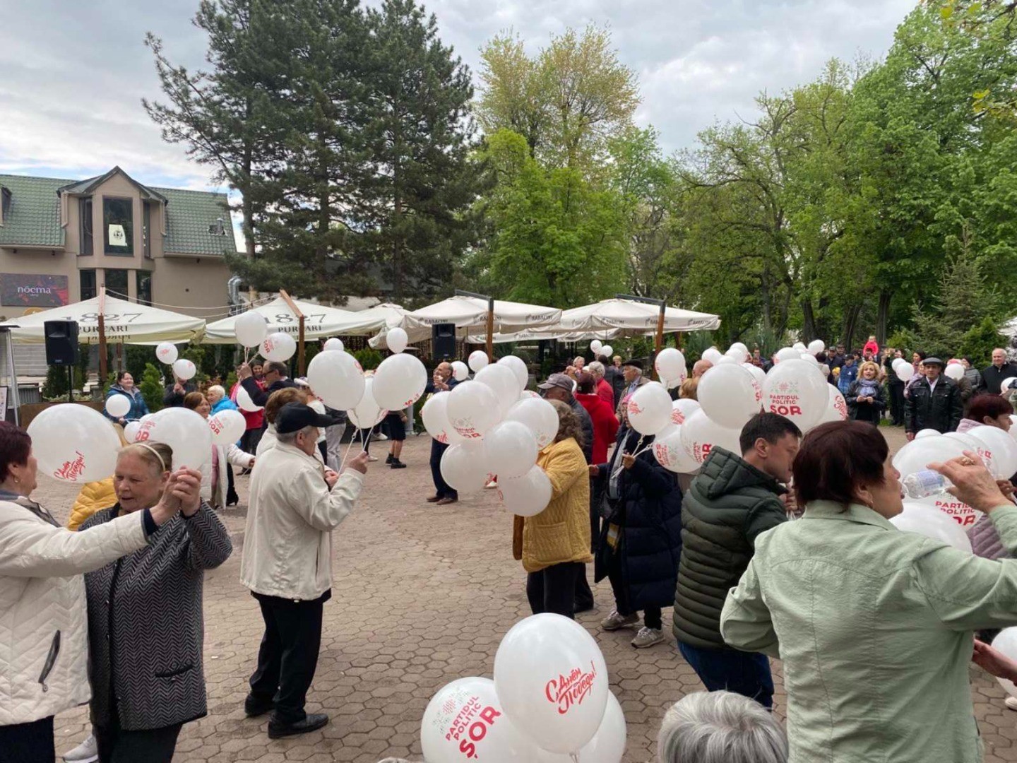 FOTO // Sute de oameni au participat la „Valsul Victoriei”, organizat la inițiativa lui Ilan Șor, cu ocazia zilei de 9 Mai