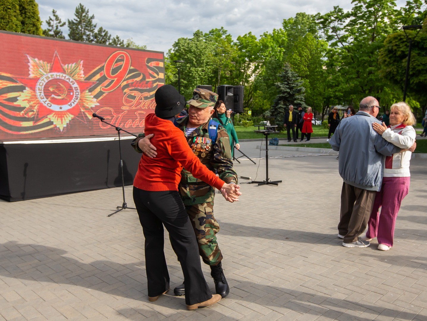 FOTO // Sute de oameni au participat la „Valsul Victoriei”, organizat la inițiativa lui Ilan Șor, cu ocazia zilei de 9 Mai