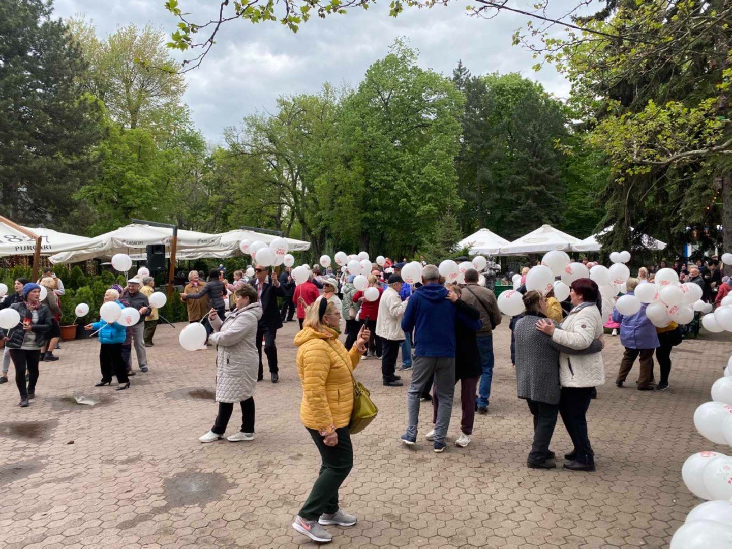FOTO // Sute de oameni au participat la „Valsul Victoriei”, organizat la inițiativa lui Ilan Șor, cu ocazia zilei de 9 Mai