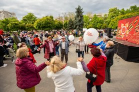 FOTO // Sute de oameni au participat la „Valsul Victoriei”, organizat la inițiativa lui Ilan Șor, cu ocazia zilei de 9 Mai