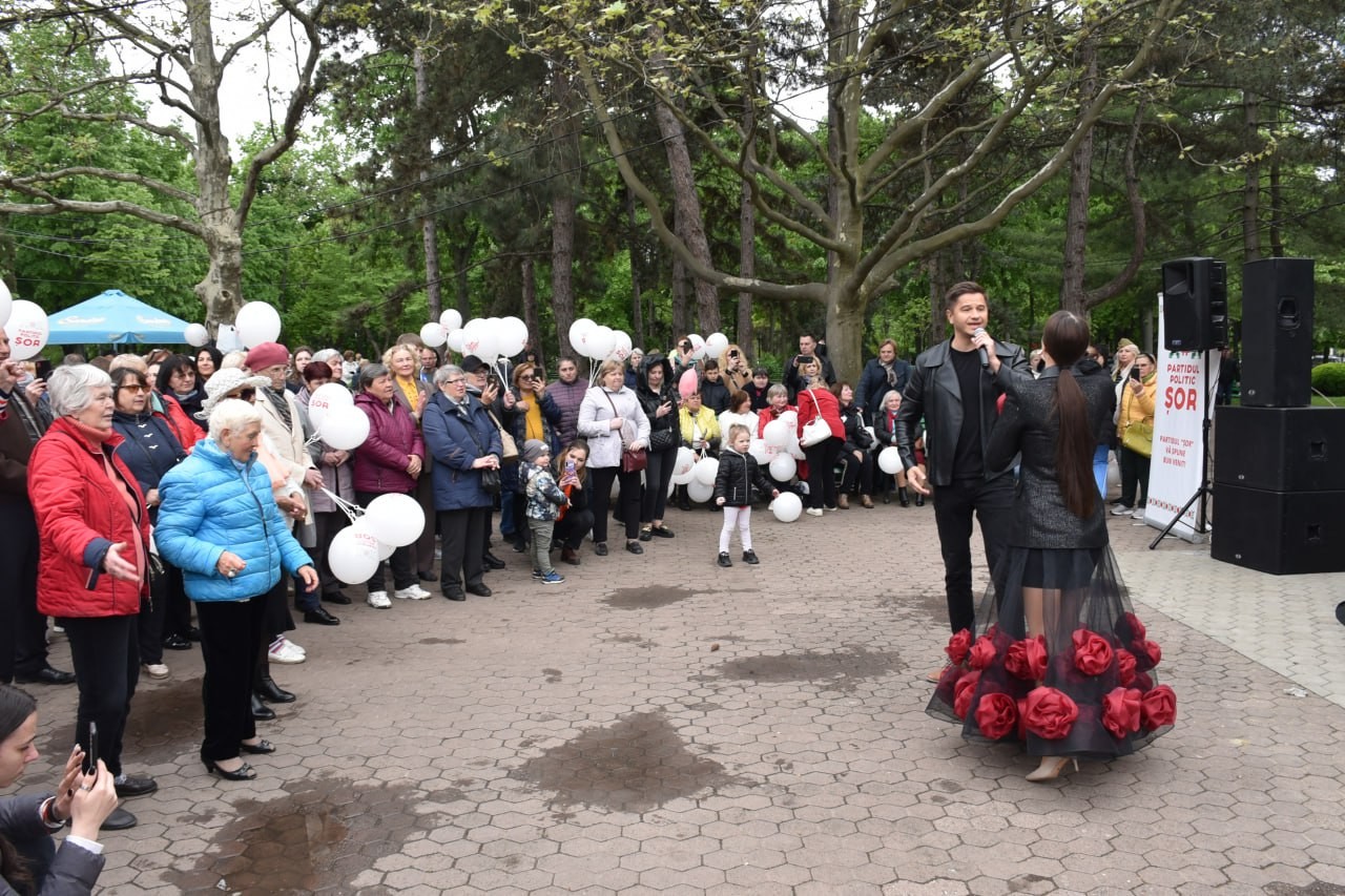 FOTO // Sute de oameni au participat la „Valsul Victoriei”, organizat la inițiativa lui Ilan Șor, cu ocazia zilei de 9 Mai