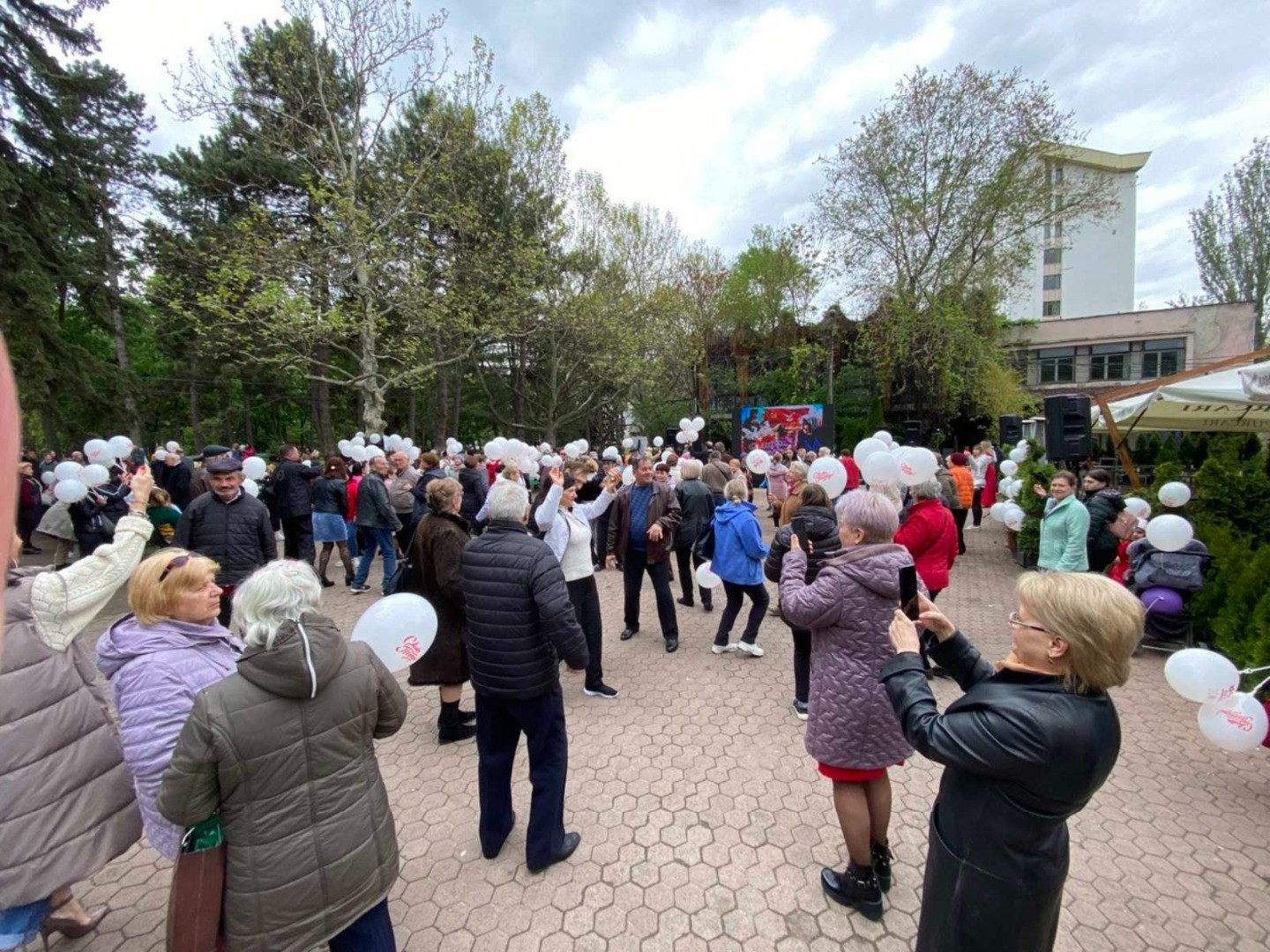 FOTO // Sute de oameni au participat la „Valsul Victoriei”, organizat la inițiativa lui Ilan Șor, cu ocazia zilei de 9 Mai