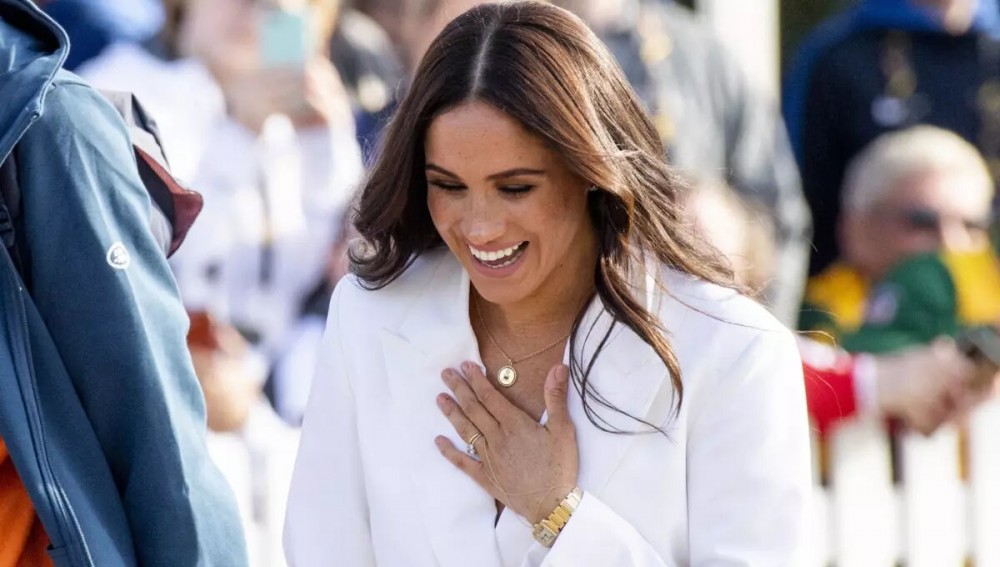 FOTO // Meghan Markle nu se desparte de ceasul Prințesei Diana. Cât costă bijuteriile purtate de Ducesă