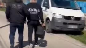 A filmat o minoră în timp ce întrețineau relații intime, iar apoi a șantajat-o. Un tânăr din Telenești, reținut de poliție