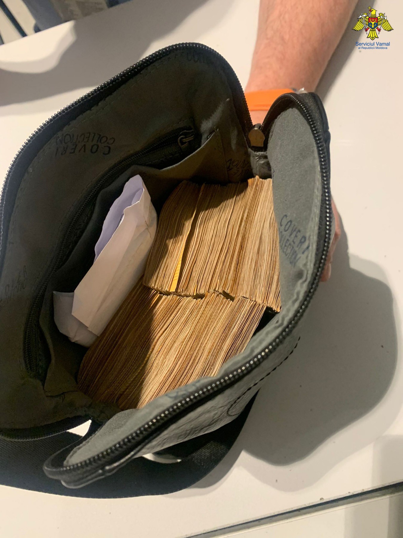 Un moldovean a revenit din Dublin cu bagajul burdușit cu bani. Greșeala care îl poate lăsa fără zecile de mii de euro